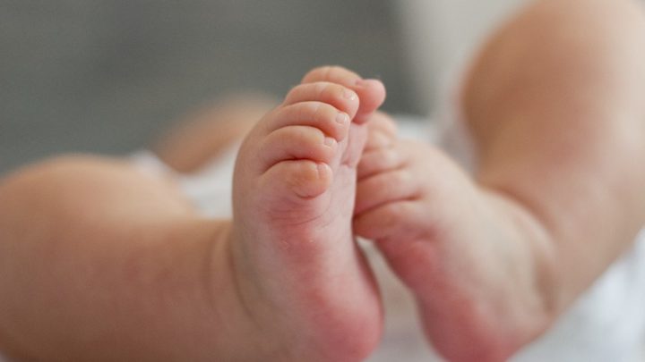 Guide pour mieux comprendre les gestes d’un bébé