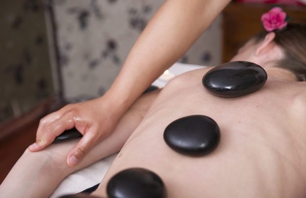 Les bienfaits du massage aux pierres chaudes