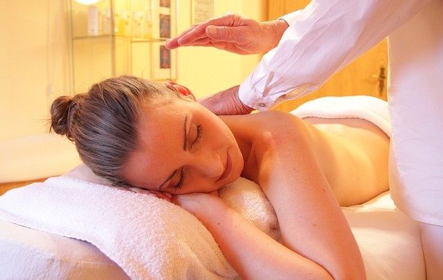 Massage relaxant : Qu’est-ce que le « toucher du cœur » ?