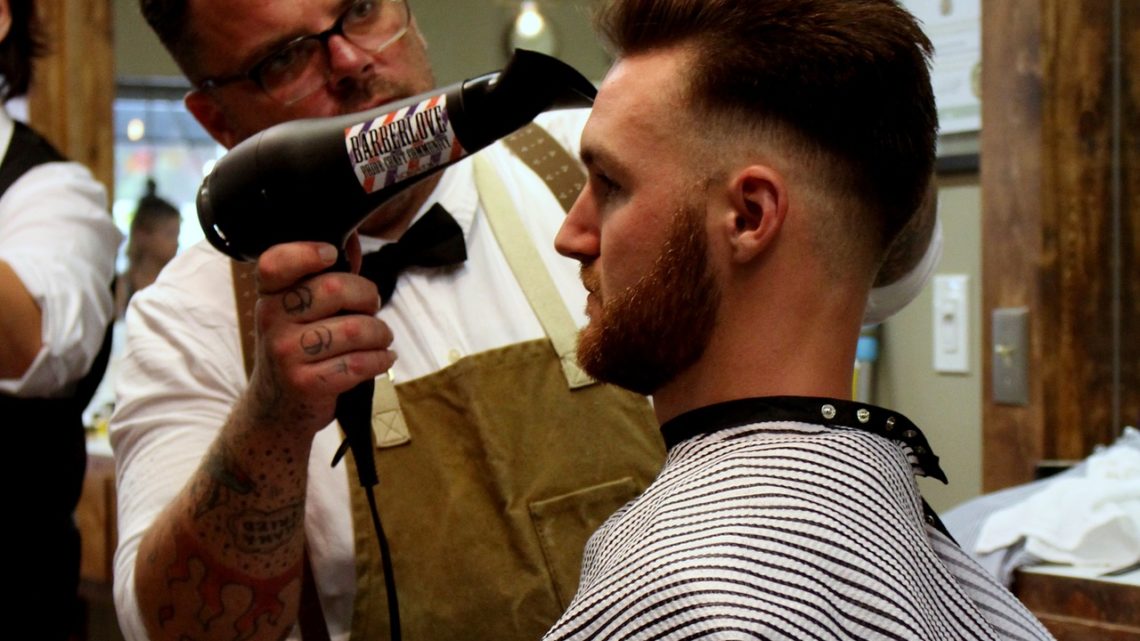 Complément capillaire pour homme : comment se font la pose et l’entretien ?