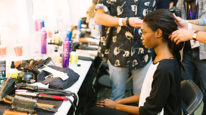 Salon de coiffure : un petit coup de jeune pour plus d’influence