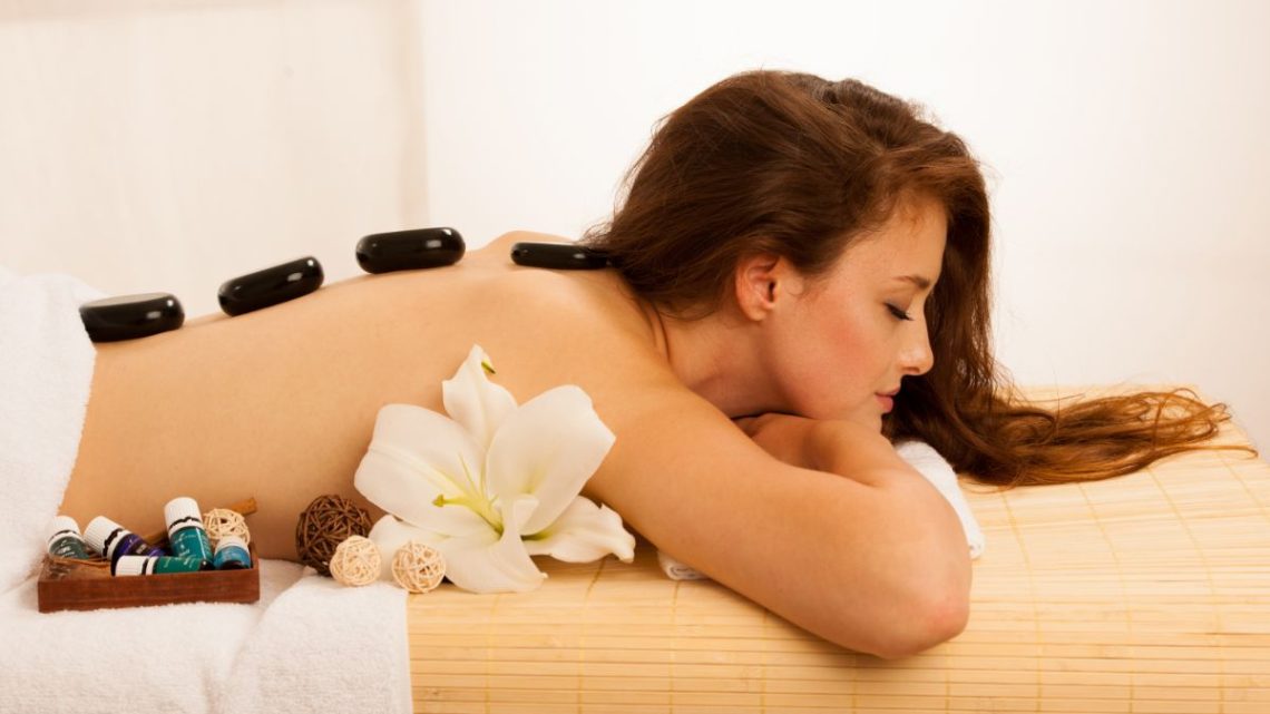 Massage aux pierres chaudes : une thérapie de détente et de bien-être