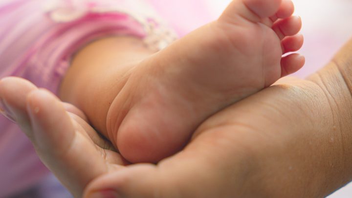 Le massage pour bébés : des techniques douces pour stimuler la croissance et le développement