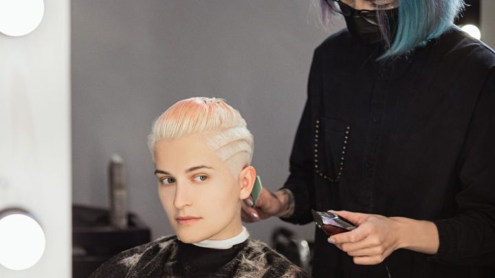 Les coupes de cheveux courtes faciles à entretenir pour les femmes actives