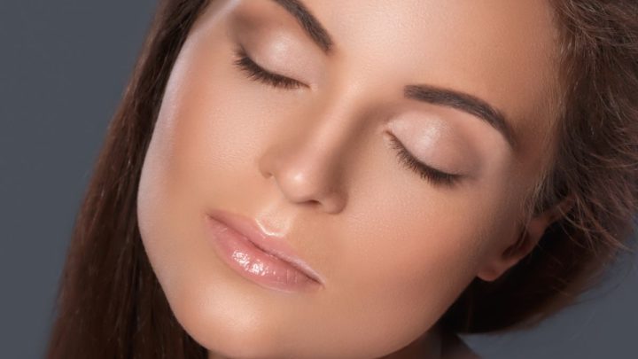 Maquillage naturel : les produits incontournables à avoir