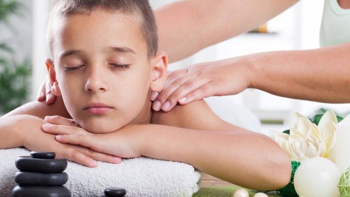 Le pouvoir apaisant du toucher : pourquoi le massage est bénéfique pour le bien-être des enfants