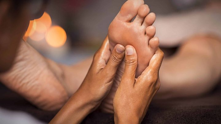 Soulagement des pieds fatigués : les bienfaits insoupçonnés du massage des pieds