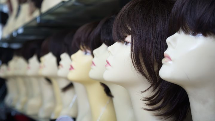 Porter une perruque : une solution pour retrouver sa confiance en soi après la chute des cheveux