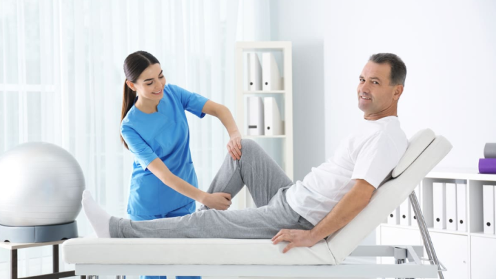 Quand consulter un kinésithérapeute ou un ostéopathe ? Les différences à connaître