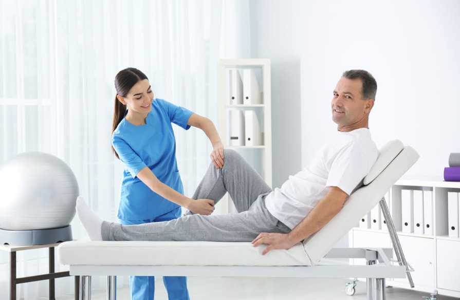 Quand consulter un kinésithérapeute ou un ostéopathe ? Les différences à connaître