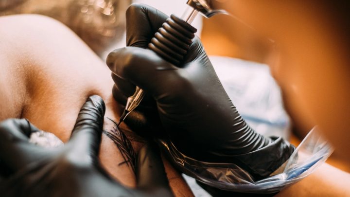 Mon tatouage s’efface pendant la cicatrisation, est-ce normal ?