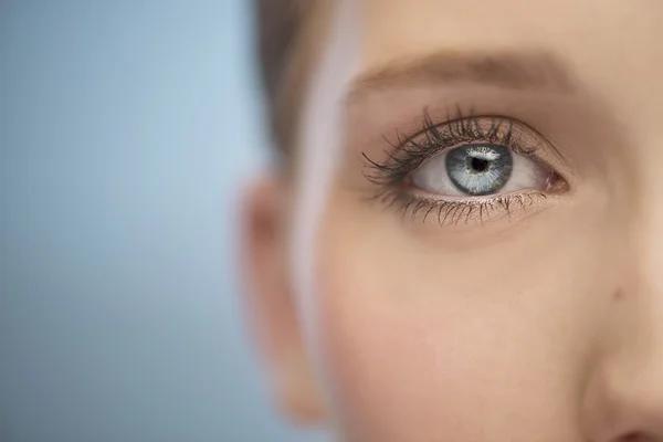 Comment bien appliquer son soin contour des yeux pour éviter les poches ?