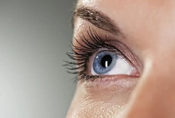 Pourquoi il ne faut jamais appliquer sa crème visage sur le contour des yeux ?