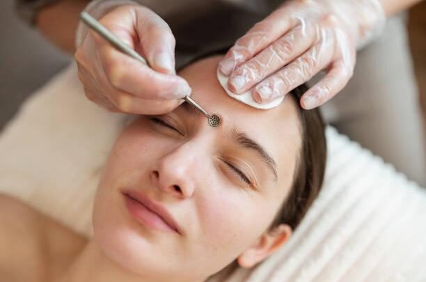 Les erreurs de soin qui favorisent l’obstruction des pores et les points noirs