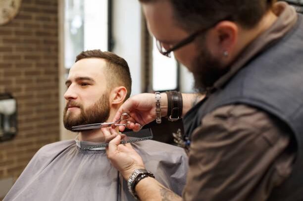 Tailler sa barbe aux ciseaux : la méthode pour ne pas faire de trous