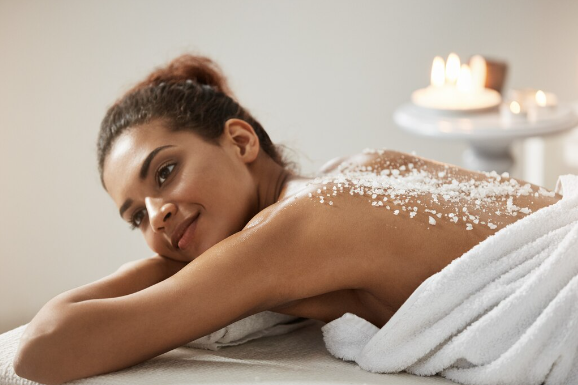 Gommage en cabine solo : quels actifs choisir selon le type de peau