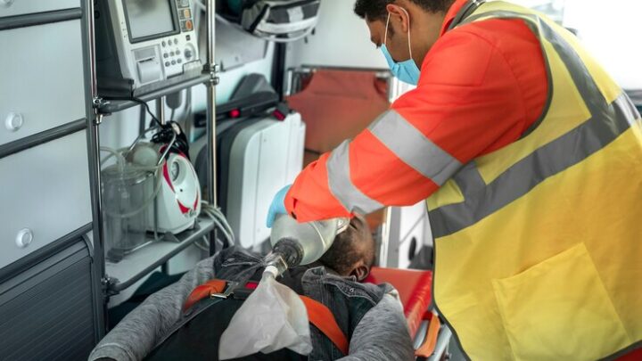 Collaboration pompiers et ambulanciers sur une urgence médicale de voie publique
